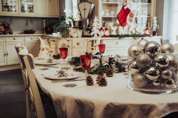 Kersttafel versierd met bomen en ornamenten